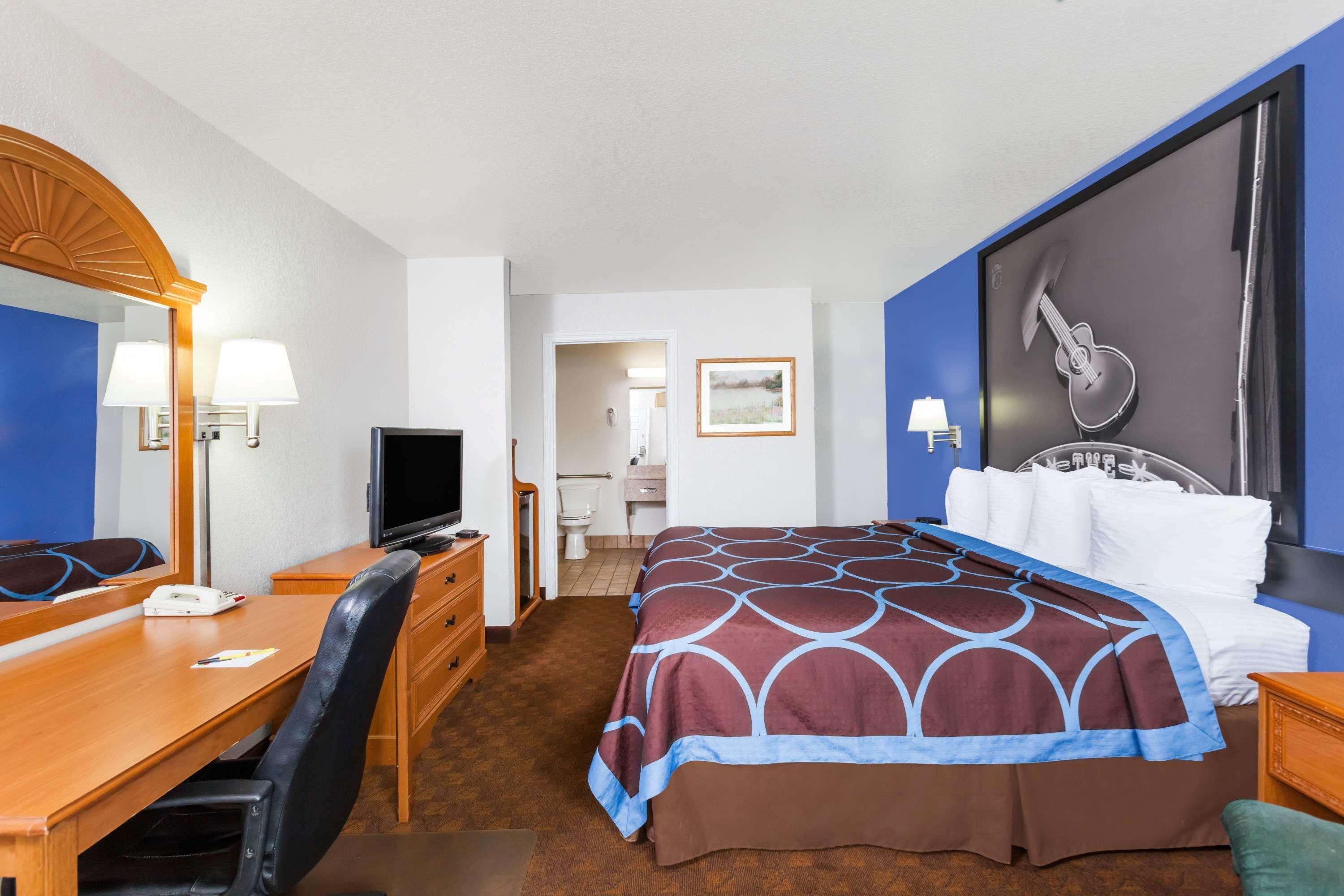 Super 8 by Wyndham Cleburne Motel Eksteriør billede