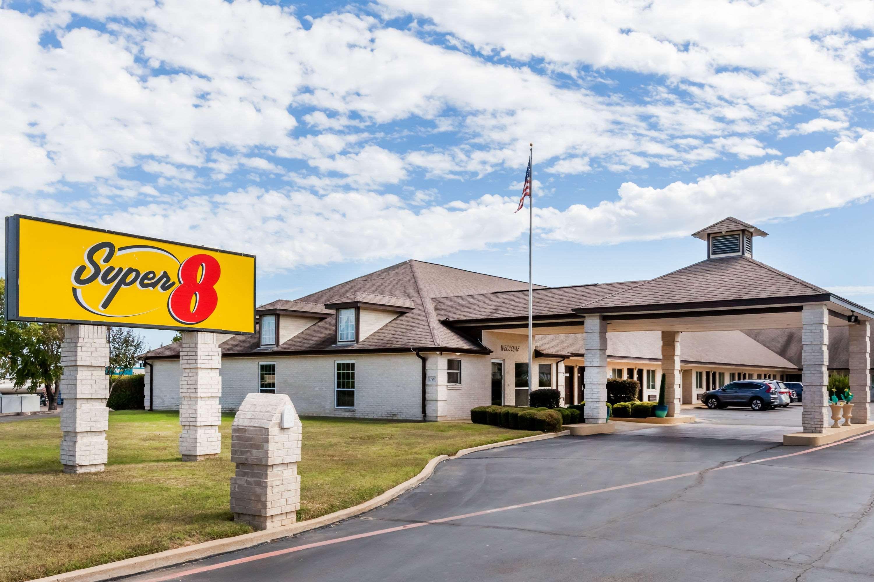 Super 8 by Wyndham Cleburne Motel Eksteriør billede